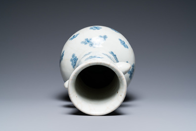 Een Chinese blauw-witte craquel&eacute; vaas met prunusbloesems, 18/19e eeuw