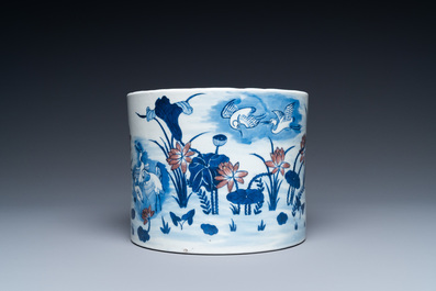 Een grote Chinese blauw-witte en koperrode penselenbeker, 19e eeuw