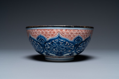 Een Chinese blauw-witte en ijzerrode kom, Kangxi merk en periode