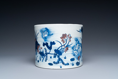Een grote Chinese blauw-witte en koperrode penselenbeker, 19e eeuw