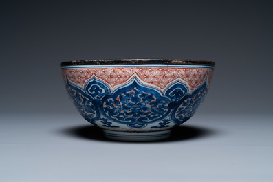 Een Chinese blauw-witte en ijzerrode kom, Kangxi merk en periode