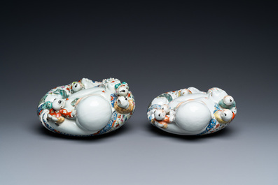 Twee Chinese famille rose figuren van Boeddha, 19/20e eeuw