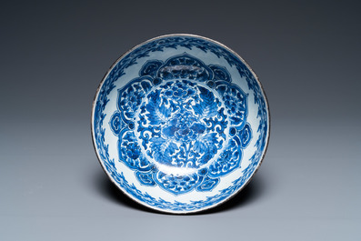 Een Chinese blauw-witte en ijzerrode kom, Kangxi merk en periode