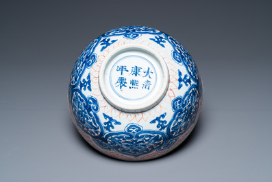 Een Chinese blauw-witte en ijzerrode kom, Kangxi merk en periode