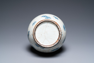 Een Chinese blauw-witte craquel&eacute; vaas met prunusbloesems, 18/19e eeuw