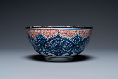 Een Chinese blauw-witte en ijzerrode kom, Kangxi merk en periode