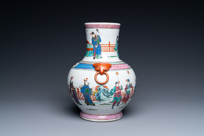 Een Chinese famille rose vaas met verhalend decor, 19/20e eeuw