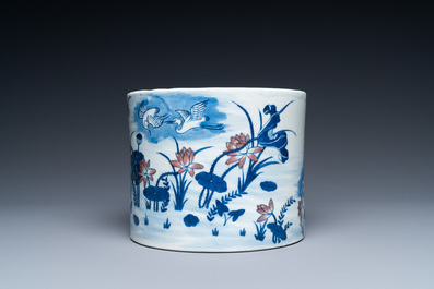 Een grote Chinese blauw-witte en koperrode penselenbeker, 19e eeuw