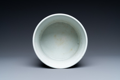 Een grote Chinese blauw-witte en koperrode penselenbeker, 19e eeuw