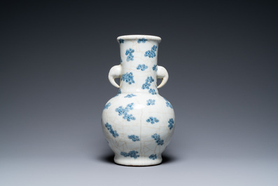 Een Chinese blauw-witte craquel&eacute; vaas met prunusbloesems, 18/19e eeuw