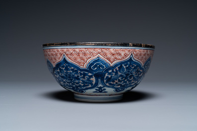 Een Chinese blauw-witte en ijzerrode kom, Kangxi merk en periode