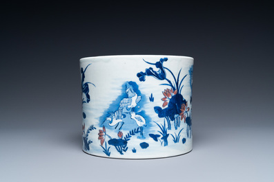 Een grote Chinese blauw-witte en koperrode penselenbeker, 19e eeuw