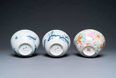 Een paar Chinese blauw-witte 'Nanking Cargo' kommen en een famille rose millefleurs kom, 18/19e eeuw