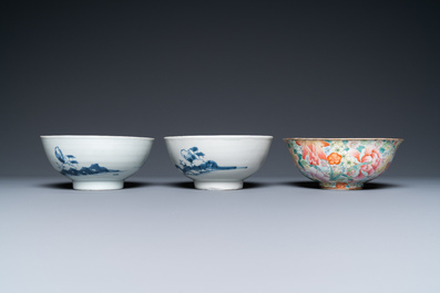 Een paar Chinese blauw-witte 'Nanking Cargo' kommen en een famille rose millefleurs kom, 18/19e eeuw