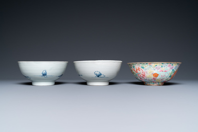 Een paar Chinese blauw-witte 'Nanking Cargo' kommen en een famille rose millefleurs kom, 18/19e eeuw