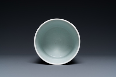 Un porte-pinceaux de type 'bitong' en porcelaine de Chine en bleu et blanc, Kangxi