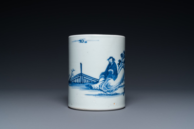 Un porte-pinceaux de type 'bitong' en porcelaine de Chine en bleu et blanc, Kangxi