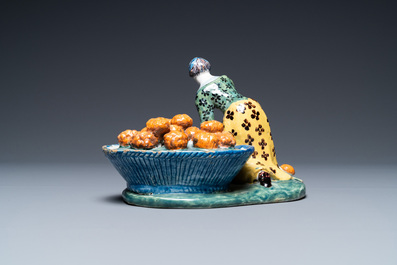 Une figure d'une vendeuse de fruits en fa&iuml;ence polychrome de Delft, 18&egrave;me