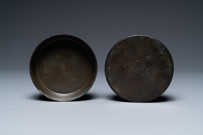 Een Chinese bronzen dekseldoos met inscriptie voor de islamitische markt, 17e eeuw