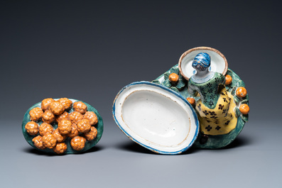 Une figure d'une vendeuse de fruits en fa&iuml;ence polychrome de Delft, 18&egrave;me