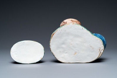 Une figure d'une vendeuse de fruits en fa&iuml;ence polychrome de Delft, 18&egrave;me