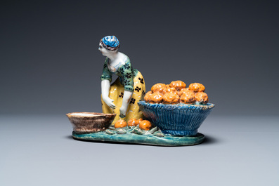Une figure d'une vendeuse de fruits en fa&iuml;ence polychrome de Delft, 18&egrave;me