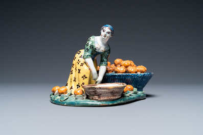 Une figure d'une vendeuse de fruits en fa&iuml;ence polychrome de Delft, 18&egrave;me
