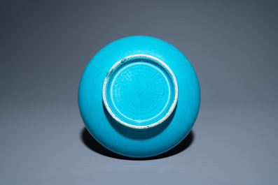 Een Chinese monochrome turquoise flesvormige vaas, 18e eeuw