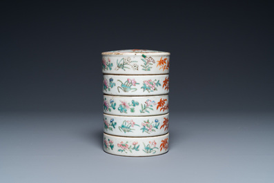 Een Chinese vijfdelige famille rose stapeldoos, Jiaqing