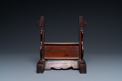 Een Chinese famille rose schotel en een qianjiang cai plaquette gesign. Wang Ziqing in houten scherm, Yongzheng en Republiek