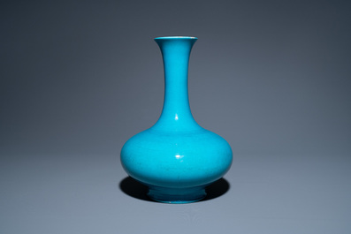 Een Chinese monochrome turquoise flesvormige vaas, 18e eeuw
