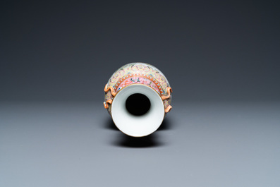 Een Chinese famille rose vaas met spelende jongens, Qianlong merk, Republiek