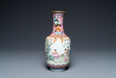 Een Chinese famille rose vaas met spelende jongens, Qianlong merk, Republiek