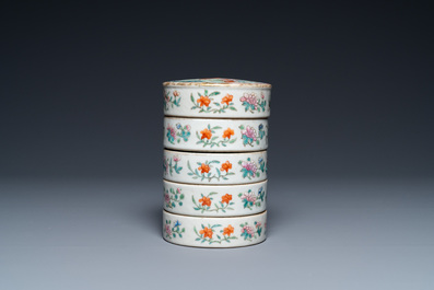 Een Chinese vijfdelige famille rose stapeldoos, Jiaqing