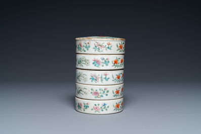 Een Chinese vijfdelige famille rose stapeldoos, Jiaqing