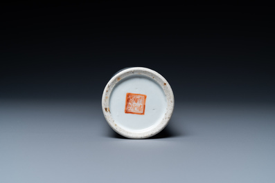 Een Chinese famille rose 'Wu Shuang Pu' penselenbeker, Yongzheng merk, 19e eeuw