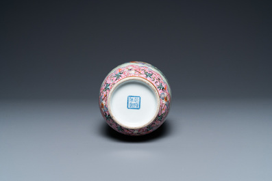Een Chinese famille rose vaas met spelende jongens, Qianlong merk, Republiek