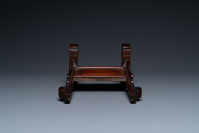 Een Chinese famille rose schotel en een qianjiang cai plaquette gesign. Wang Ziqing in houten scherm, Yongzheng en Republiek