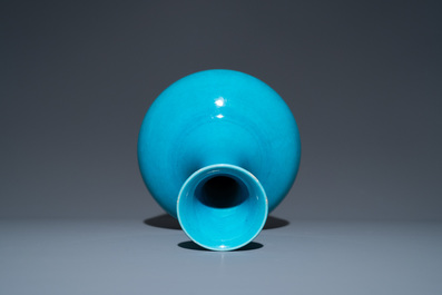 Een Chinese monochrome turquoise flesvormige vaas, 18e eeuw