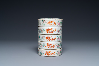 Een Chinese vijfdelige famille rose stapeldoos, Jiaqing