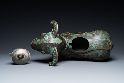Une verseuse de type 'xizun' en forme de b&eacute;lier en bronze incrust&eacute; d'argent, Chine, Ming