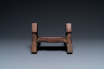 Een Chinese famille rose schotel en een qianjiang cai plaquette gesign. Wang Ziqing in houten scherm, Yongzheng en Republiek
