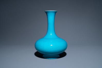 Een Chinese monochrome turquoise flesvormige vaas, 18e eeuw