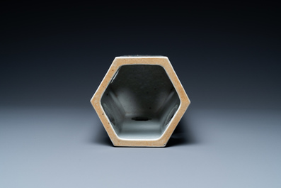 Een Chinese hexagonale famille rose 'Wu Shuang Pu' hoedensteun, Tongzhi merk en periode