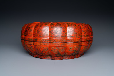 Une grande bo&icirc;te couverte lob&eacute;e en laque polychrome qiangjin et tianqi &agrave; d&eacute;cor de dragons, Chine, Kangxi/Qianlong