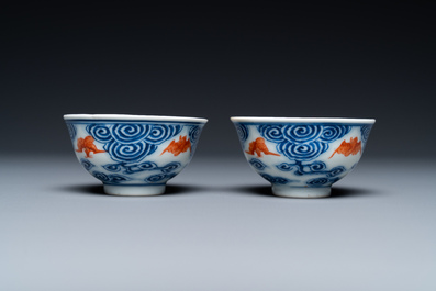 Une paire de tasses en porcelaine de Chine en bleu, blanc et rouge de fer et une coupe aux dragons, marque et &eacute;poque de Guangxu