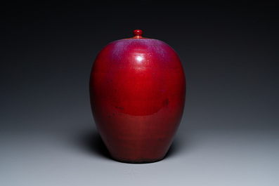 Un vase couvert en porcelaine de Chine monochrome sang de boeuf, 19&egrave;me