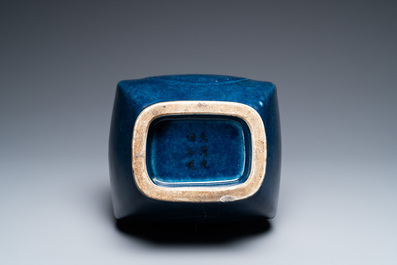 Een Chinese monochrome blauwe 'fanghu' vaas, Guangxu merk en periode