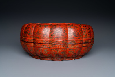 Une grande bo&icirc;te couverte lob&eacute;e en laque polychrome qiangjin et tianqi &agrave; d&eacute;cor de dragons, Chine, Kangxi/Qianlong