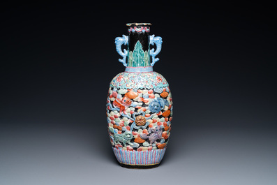 Un vase en porcelaine de Chine famille rose &agrave; d&eacute;cor en relief de lions bouddhistes, Chine, marque de Qianlong, 19&egrave;me